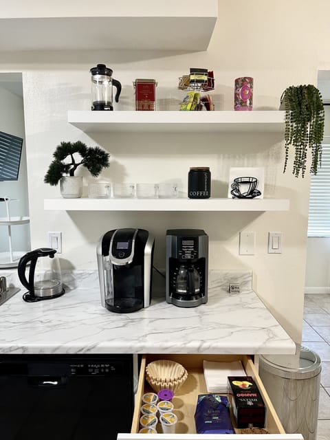 Tea/Coffee Station with Keurig Coffee