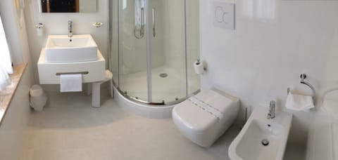 Shower, free toiletries, bidet, towels