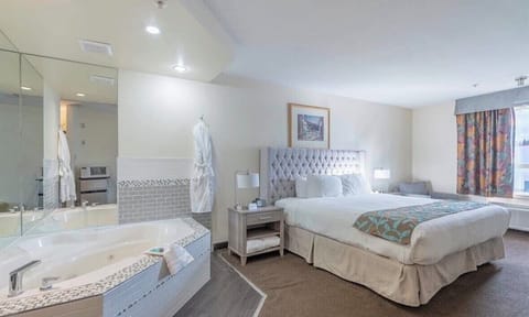 Jacuzzi King Suite | Desk, laptop workspace, iron/ironing board, travel crib