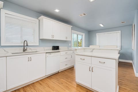 Ktichen includes balcony access