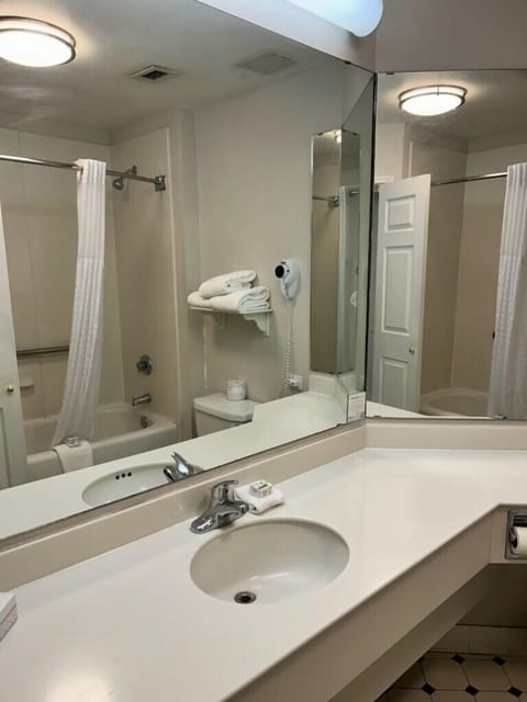 Combined shower/tub, free toiletries, hair dryer, towels