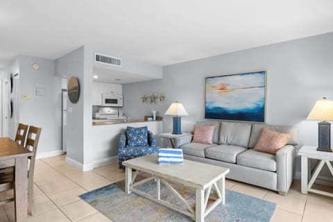 Sleeper sofa pulls out for additional guest capacity (queen sleeper, 2 additional guests)