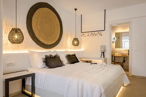 Apartment | Hypo-allergenic bedding, in-room safe, individually decorated