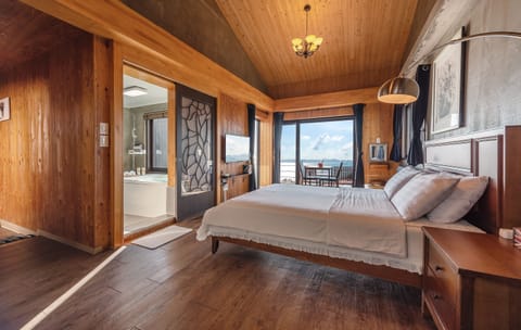Deluxe Double Room, Jetted Tub, Ocean View (FreeWilly) | Premium bedding, blackout drapes, soundproofing, free WiFi