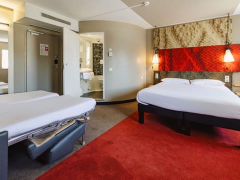 Standard Twin Room, Multiple Beds | Premium bedding, pillowtop beds, desk, laptop workspace