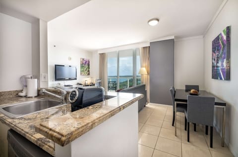 Suite, 1 King Bed, Balcony, Bay View (with Sofabed, Full Kitchen) | Egyptian cotton sheets, premium bedding, pillowtop beds, minibar