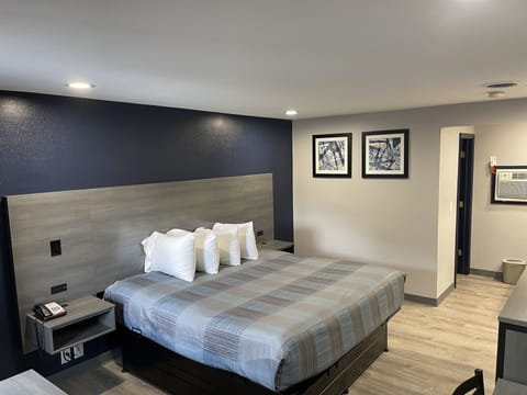 Standard Room, 1 Queen Bed | Desk, free WiFi, bed sheets