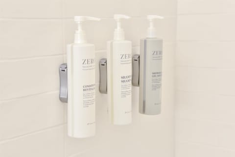 Combined shower/tub, free toiletries, hair dryer, towels