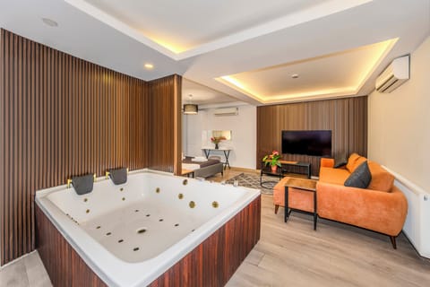 Romantic Double Room | Egyptian cotton sheets, premium bedding, Select Comfort beds, desk