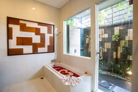 Super Deluxe Pool View | Bathroom | Combined shower/tub, free toiletries, hair dryer, bathrobes