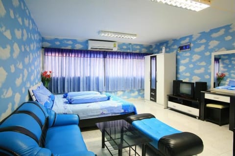 Deluxe Room | Hypo-allergenic bedding, desk, soundproofing, bed sheets