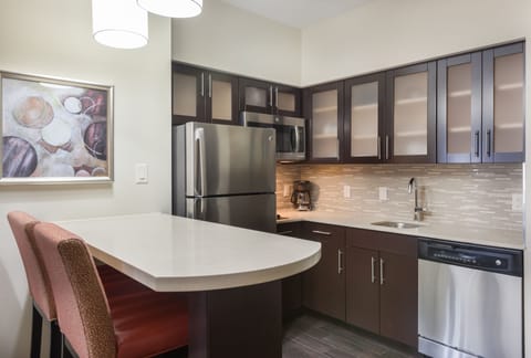 Coffee/tea maker, full-size fridge, microwave, stovetop