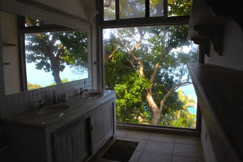 Luxury Studio Suite | Bathroom