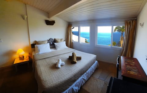 Deluxe Studio Suite | Desk, laptop workspace, free WiFi