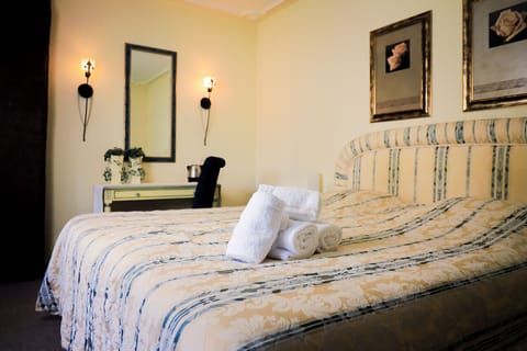 Classic Double Room, 1 Bedroom, Garden View, Annex Building | Hypo-allergenic bedding, in-room safe, free WiFi