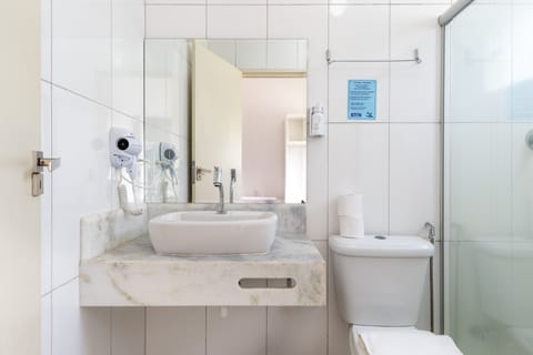 Minibar, free WiFi, bed sheets