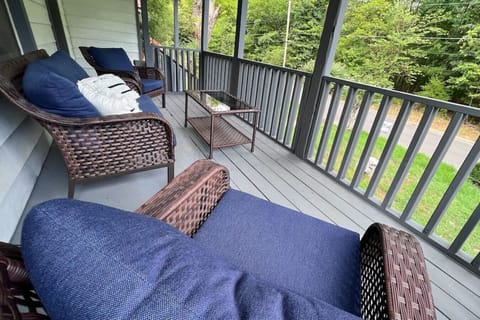 Enjoy watching the wildlife on the front porch that faces a beautiful forrest.