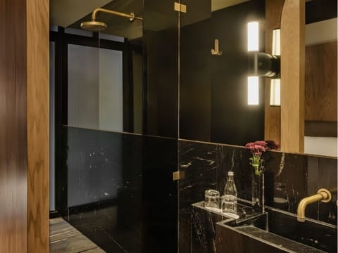 Deluxe Room, 1 King Bed | Bathroom | Free toiletries, hair dryer, bathrobes, slippers