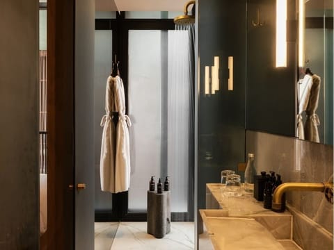 Deluxe Room, 1 Queen Bed | Bathroom | Free toiletries, hair dryer, bathrobes, slippers