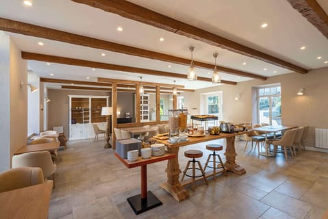 Daily buffet breakfast (EUR 14.90 per person)