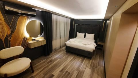 Business Room | Laptop workspace, blackout drapes, iron/ironing board, bed sheets