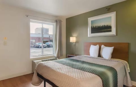 Blackout drapes, WiFi (free), bed sheets