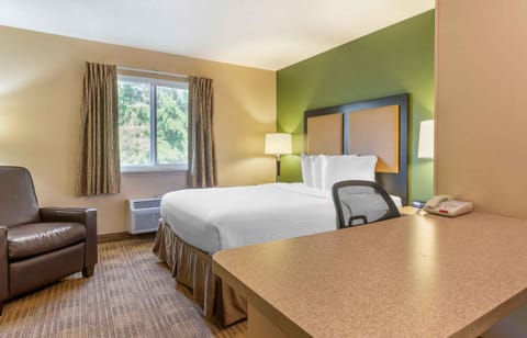Studio, 1 Queen Bed, Non Smoking | Desk, iron/ironing board, free WiFi, bed sheets