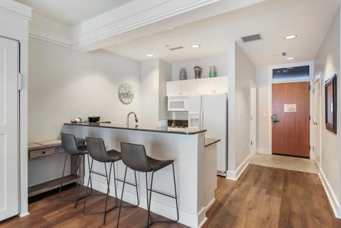 Captain's Suite | Private kitchen | Full-size fridge, microwave, stovetop, dishwasher