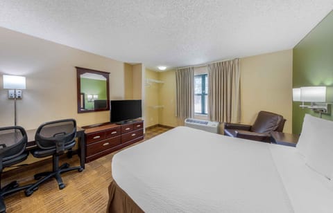 Desk, iron/ironing board, WiFi (free), alarm clocks