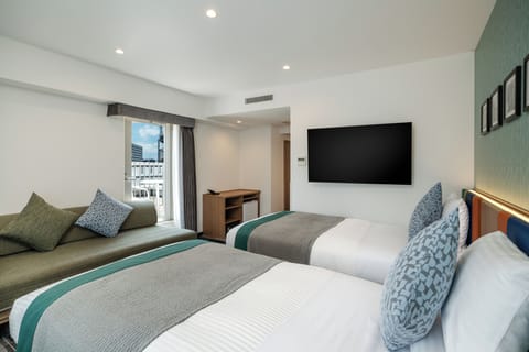 Comfort Corner Triple (Non-smoking) | In-room safe, desk, free WiFi, bed sheets
