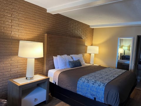 Basic Single Room | Down comforters, individually decorated, individually furnished, desk