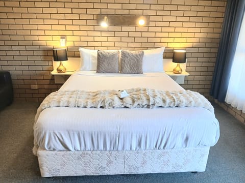 Room (Queen) | Laptop workspace, bed sheets