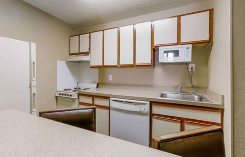 Deluxe Studio, Multiple Beds, Non Smoking | Private kitchen | Fridge, microwave, oven, stovetop