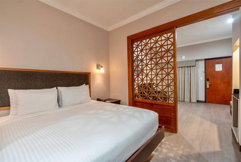 Pillowtop beds, in-room safe, desk, laptop workspace