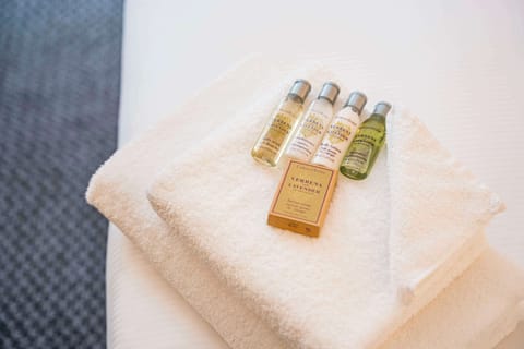 Room, 1 Queen Bed | Bathroom | Shower, designer toiletries, hair dryer, towels