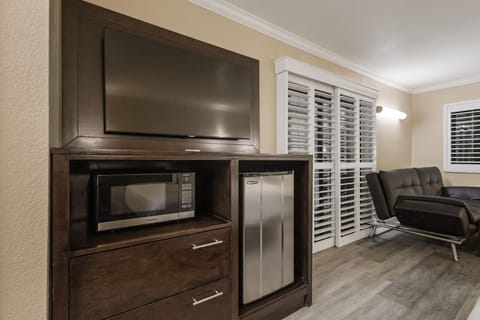 Standard Room, 1 King Bed, Non Smoking | Living area | 50-inch flat-screen TV with cable channels, TV