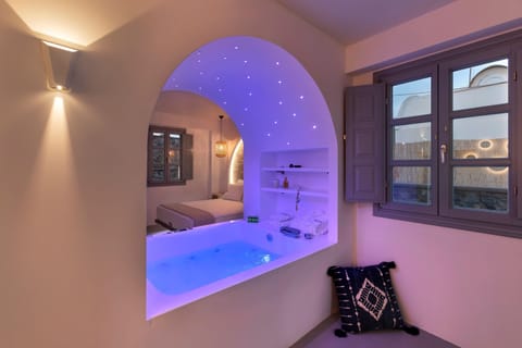 Deluxe Suite with Spa Bath | Egyptian cotton sheets, premium bedding, in-room safe