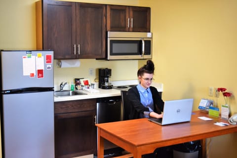 Full-size fridge, microwave, stovetop, dishwasher