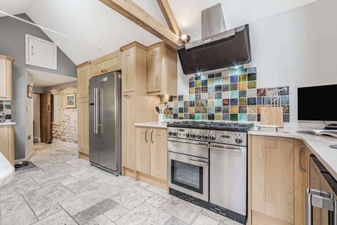 Keeley Cottage Kitchen - StayCotswold
