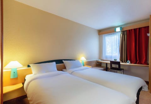 Standard Twin Room, Non Smoking | Desk, soundproofing, free WiFi, bed sheets