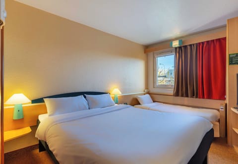 Standard Triple Room, Non Smoking | Desk, soundproofing, free WiFi, bed sheets