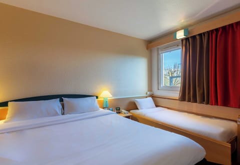 Standard Triple Room, Non Smoking | Desk, soundproofing, free WiFi, bed sheets