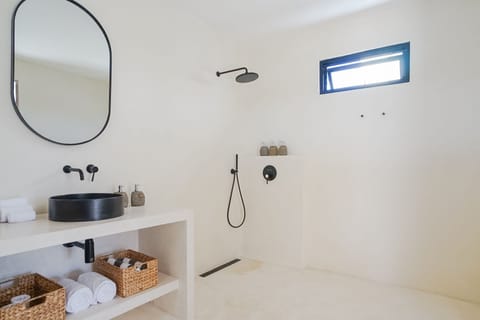 Family Villa | Bathroom | Shower, rainfall showerhead, free toiletries, hair dryer