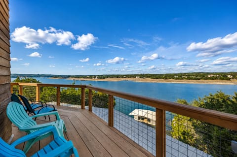 Take in sweeping Lake Travis and Hill Country views from the private deck—the perfect spot for morning coffee, sunset drinks, or simply relaxing by the water.