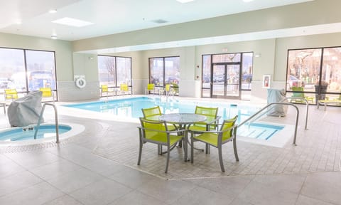 Indoor pool, sun loungers