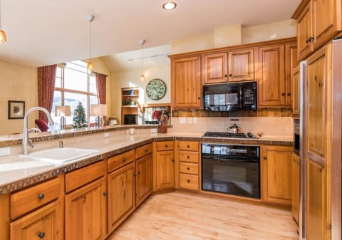 Fully stocked kitchen!