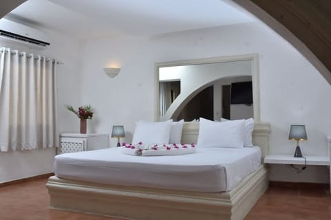 Superior Room, 1 King Bed, Non Smoking | Free WiFi, bed sheets