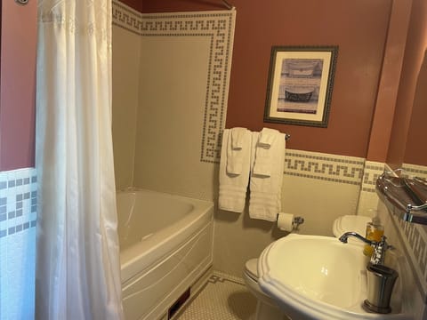 Room (Emma's Aviary) | Bathroom | Free toiletries, hair dryer, bathrobes, towels