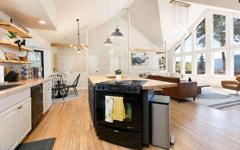 Coffee maker|Pots and pans and all the cooking seasonings are provided