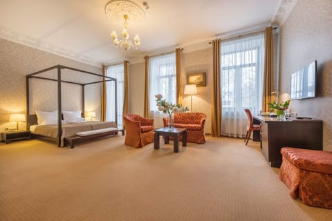 Junior Suite | In-room safe, desk, laptop workspace, blackout drapes